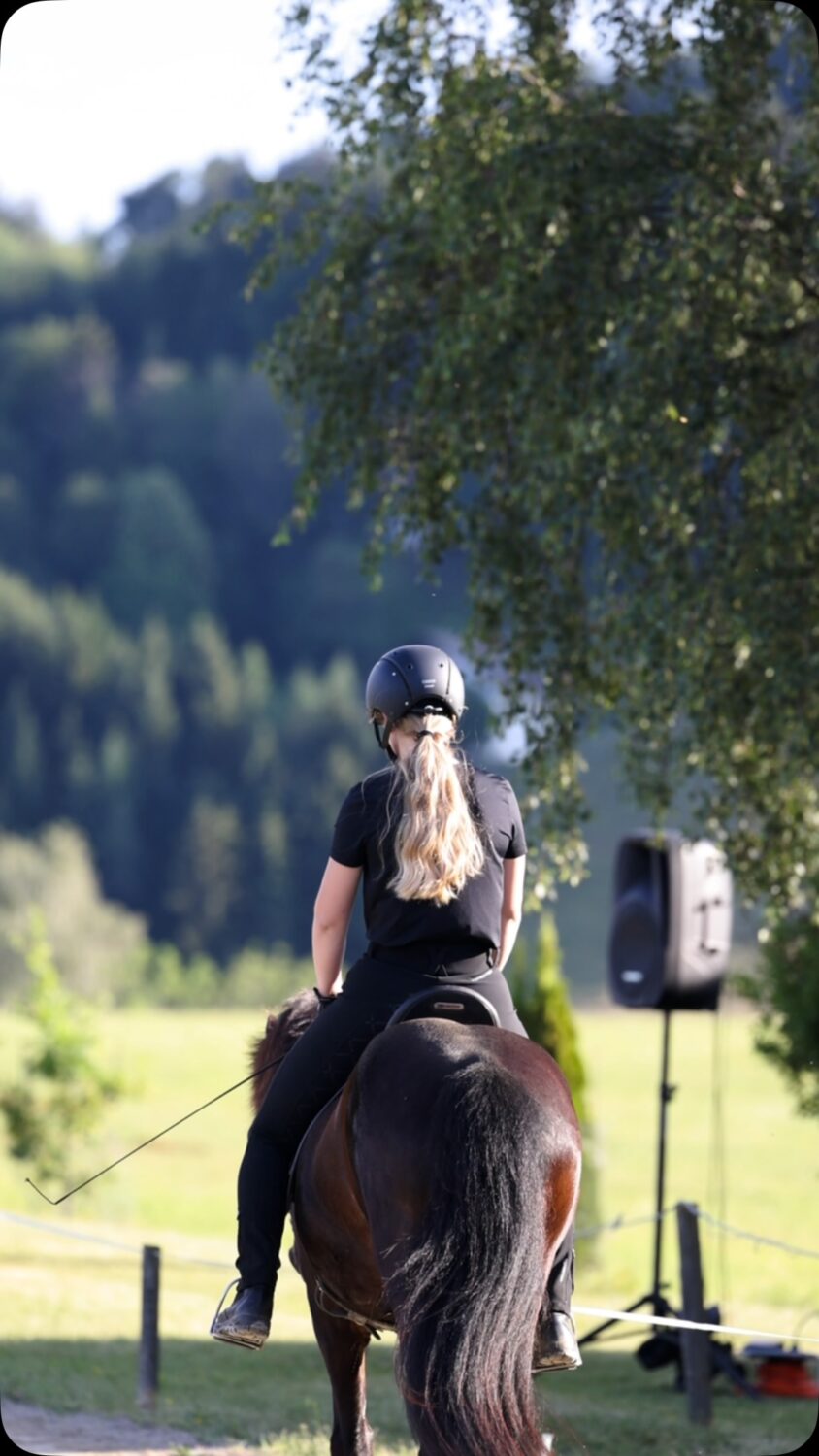 Another peaceful moment. Showing Ella Stockinger @elllastocki ⭐️ … captured again on camera by @anika_neugebauer_fotografie 🙏.

I’d like to send my heartfelt thanks to Anika for the fantastic photos and videos taken at the 🇦🇹 Austrian Championships 🇦🇹 last weekend. A big thank you also to @alexander_sgustav_islandpferde for the judge’s perspective! 

I wish all of 🇦🇹 Austria’s representatives at the Mid European Championships the very best and I strongly recommend following this major event on @eyja.live 🎉! 

Here, I’m now moving on to the most intensive phase of preparations for another  big Icelandic horses’ event in Austria: THE RACE 2026 on August 6. 

Stay tuned 🎉🇦🇹 and follow also @miia.meilensteine for more. 🎉

📸: @anika_neugebauer_fotografie