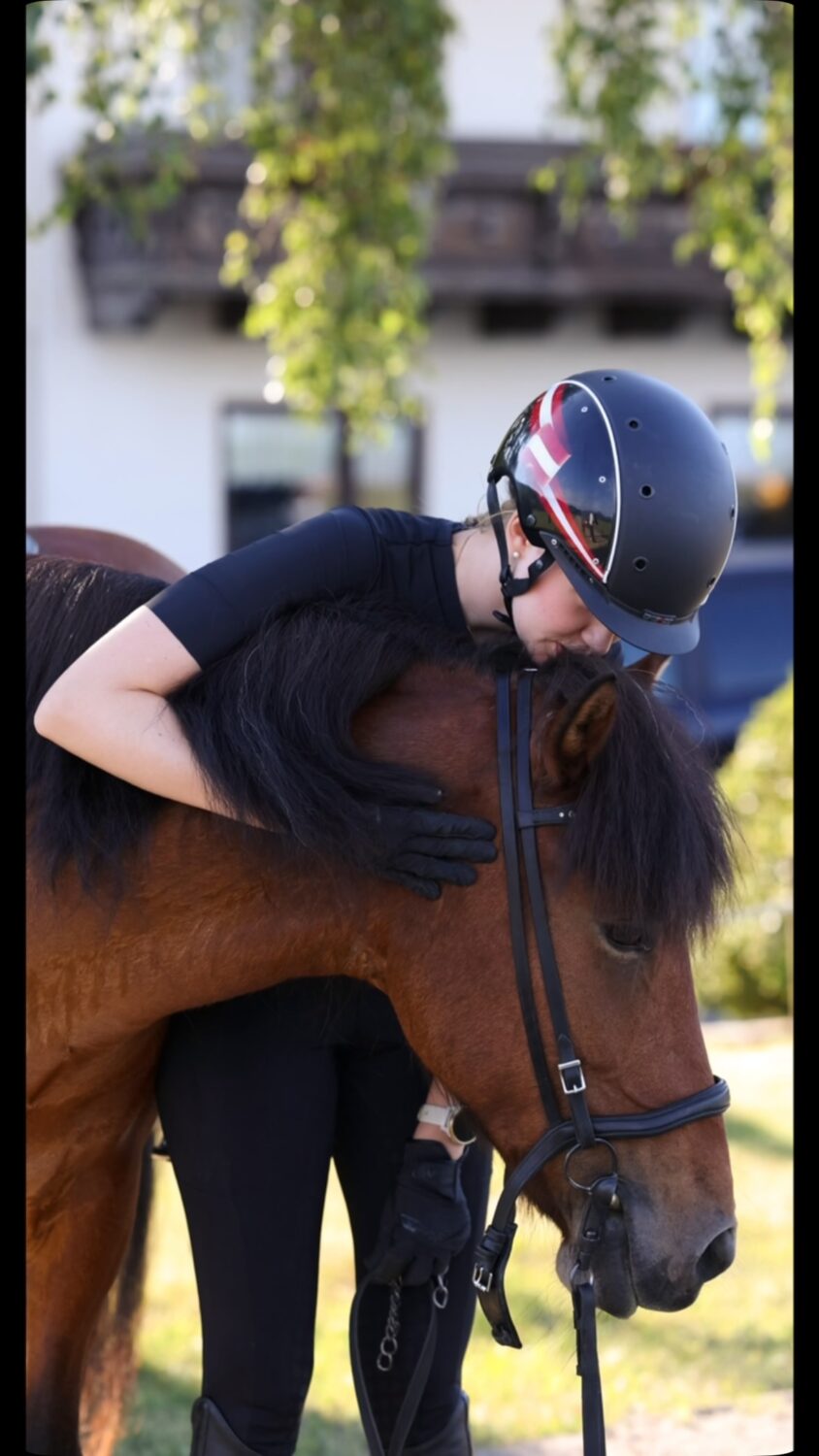 I so much fell in love with this little, quiet moment, captured by 📸 @anika_neugebauer_fotografie at the 🇦🇹 Austrian Championships 🇦🇹 this weekend. 

Johanna Osterkorn & Björt frá Bitru - the winners of P3. 🇦🇹❤️

For me (personally) it‘s these moments that really matter. 🙏

📸: @anika_neugebauer_fotografie 

#islandpferde #icelandichorses #horsephotography  #islandpferdeinösterreich #horselove