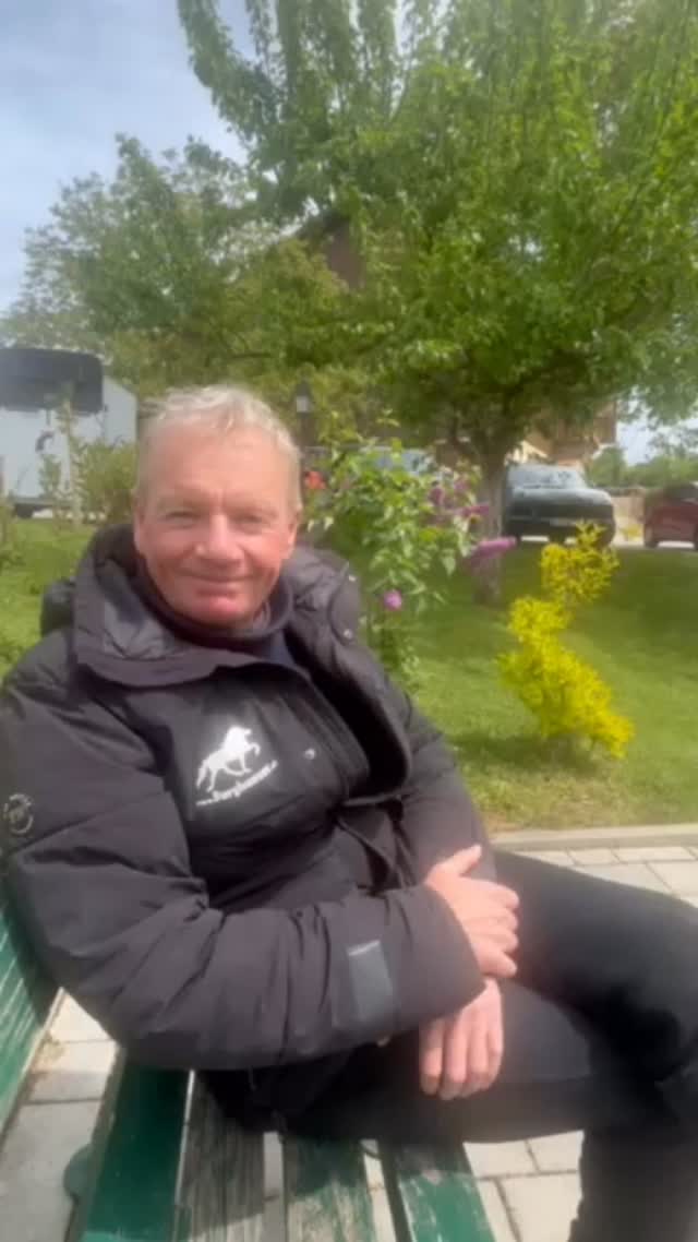 Xandl interviewt Gerhard. 💫
Gerhard interviewt Xandl. ⭐️

Könnte eine neue Reihe mit @gerhardburghauser & @alexander_sgustav_islandpferde werden 😅! 

Translated in English: they‘re both happy to see wonderful horses and talented riders ❤️😅 … 

#competition #islandpferde #icelandichorses #salzburgaustria🇦🇹 #islandpferdeinösterreich