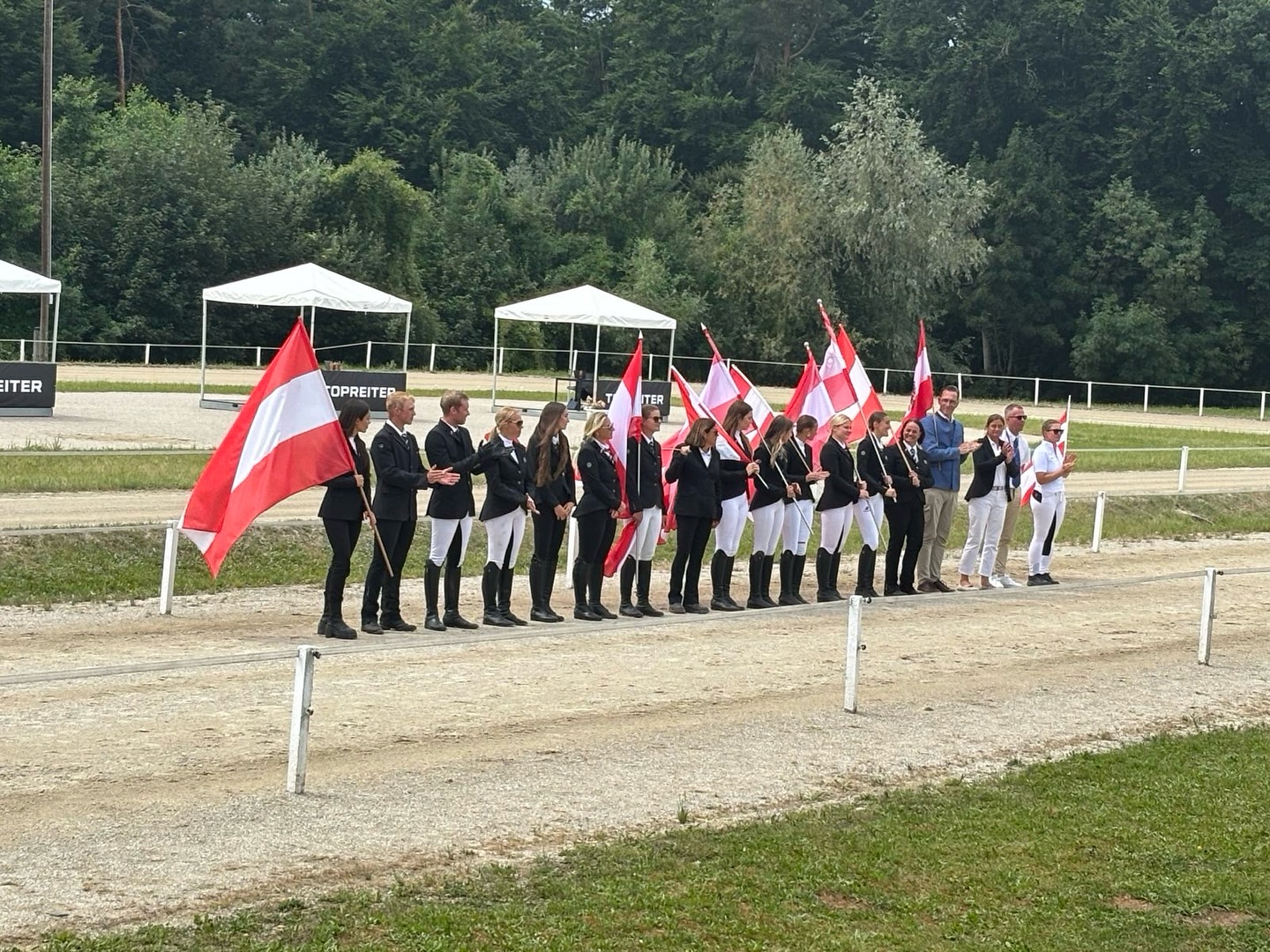 May I present? 🤗
Die 🇦🇹WM-Equipe 2025 (in alphabetischer Reihenfolge nach Vornamen): 

🇦🇹Allgemeine Klasse: 
Anna Sager
Anna-Lisa Zingsheim
Carina Piber 
Gerrit Sager 
Helga Hochstöger
Iris Haraldsson
Pierre Sandsten-Hoyos
Theresa Schlederer 

🇦🇹Junge Reiter*innen:
Alma Brandstätter 
Chiara Löw-Beer 
Clara Pann 
Livni Leitner 
Lorraine Essl 

Viel Glück und Erfolg in der Schweiz🇨🇭euch und euren Pferden! 🍀🥰

📸: @alexander_sgustav_islandpferde
