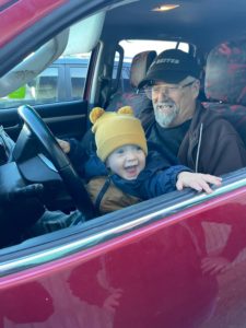 Klein Clemens mit Opa im Auto