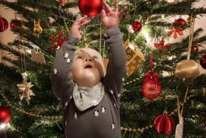 Clemens unter dem Weihnachtsbaum