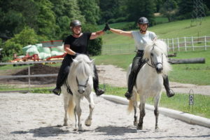 Madeleine und Judith beim Reiten