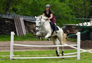 Judith beim Springreiten