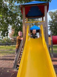 Papa und Clemens am Spielplatz