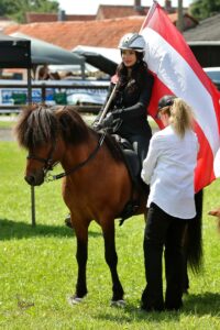 Anna-Lisa Zingsheim auf Örn mit rot-weiß-roter Fahne_Bild von Andreas Klassen