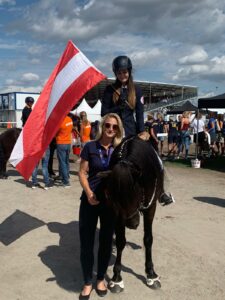 Gerrit und Anna Sager beim Turnier mit der Österreich-Flagge