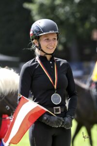 Johanna Kirchmayr mit rot-weiß-roter Fahne