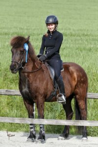 Johanna Kirchmayr auf Kolfreyja bei der Siegerehrung_foto von Neddens Tierfoto