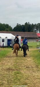 Lorraine Essl und Alma Brandstätter reiten