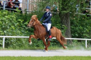 Lorraine Essl und Silfurtoppur beim Turnier