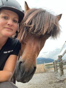 Selfie mit Pferd: Petra Gastl und Höfdi