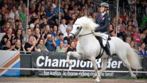 Veronika Kremmer und Ísbjörn_Foto von Peter Niess