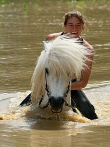 Veronika und Ísbjörn gehen schwimmen_Foto privat