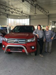 Christina und Ernst Stowasser vor einem Auto