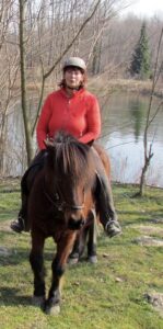 Christina Stowasser reitet ein Islandpferd