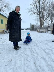 Christina mit Enkerl Clemens beim Winterspaziergang