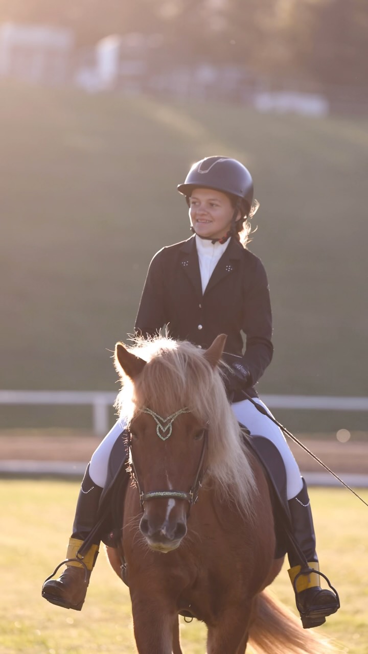 A good morning starts with a lot of horselove! 🥰

Starring: Mia Plieschnig & Kristján fra Debelmose ❤️. Both competed in T6, T8 and V3 and did pretty well - Find all the results as always on Icetest 🙏. 

And as a good day also starts with a good coffee, I leave you now and try to catch one! See you with more wonderful impressions of the Styrian Championships last weekend - captured as always by the one and only @anika_neugebauer_fotografie ❤️

#islandpferde #icelandichorses #competition #horsevideo #horselife